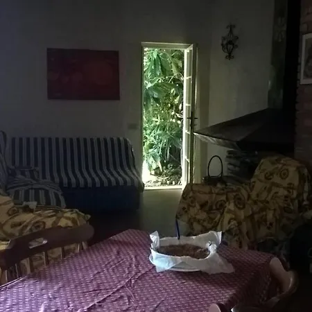 Casa Charming Immersa Nel Nyaraló *